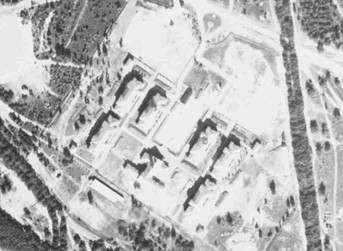 <p>Uitsnede uit een RAF luchtfoto uit 1944 waarop de zes legeringsgebouwen, de privaatgebouwen en het keukengebouw van de Elias Beekmankazerne te zien zijn. Aan de noordzijde van de appèlplaats is ook een gebouwtje waar te nemen, mogelijk gaat het hier nog om de houten noodkantine. </p>
